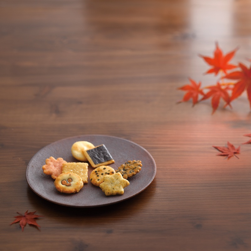 をぐら山春秋 特中缶(8ヶ入り40袋): 米菓・詰め合わせ京都・老舗の煎餅(せんべい)あられ・おかき専門店 通信販売｜小倉山荘